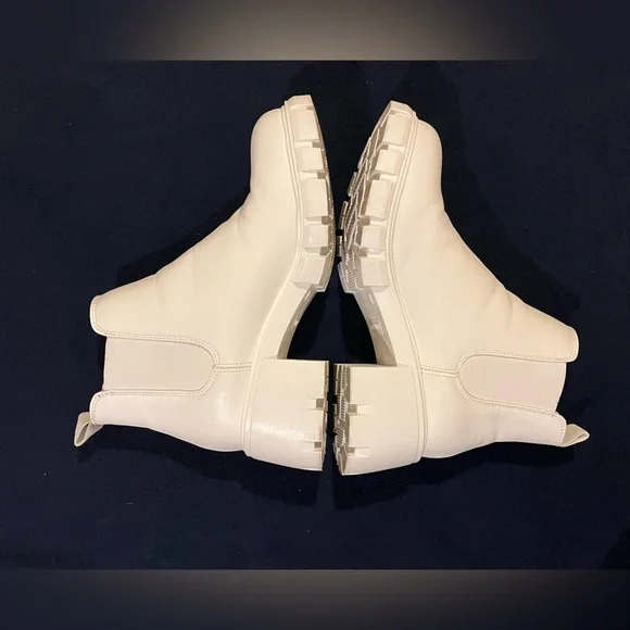 Steve Madden white Chelsea boots. Ankle-high. Chunky heel. Elastic side panel. 8 - Picture 8 of 12